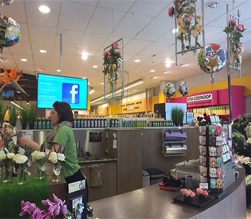 De winkel in de Jumbo met snijbloemen, boeketten en planten